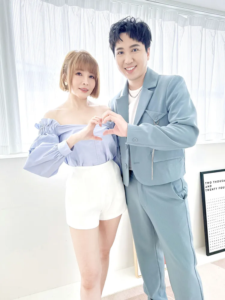 沈建豪（右）與同門師姐蕭玉芬對唱新歌《我是你的天》。圖／豪記唱片提供