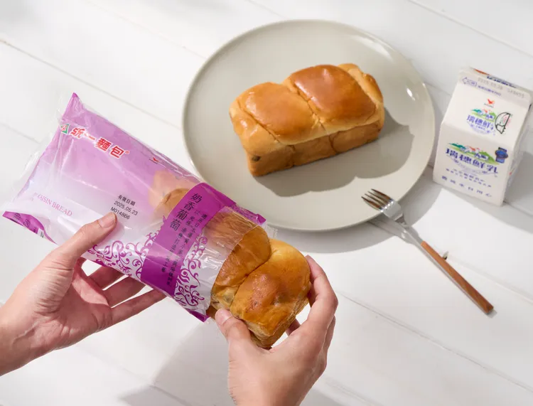 ▲ 奶香中夾帶酸甜葡萄乾，麵包體自然香甜，一口咬下回味無窮。