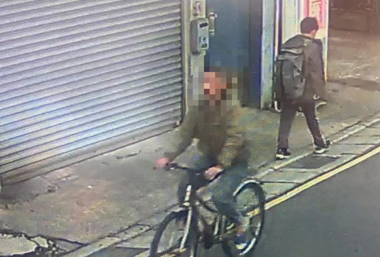 楊男騎著腳踏車四處尋找作案對象。翻攝畫面