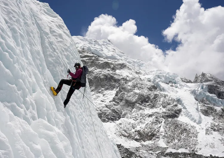 酷爾表示，尼泊爾原住民雪巴人才是最厲害的登山家。示意畫面。路透社
