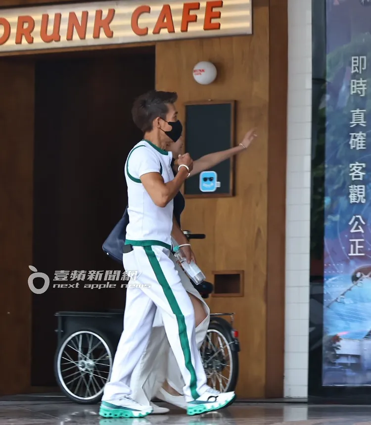 潘若迪和蔡逸帆有說有笑前往華視大樓上班。特勤中心攝