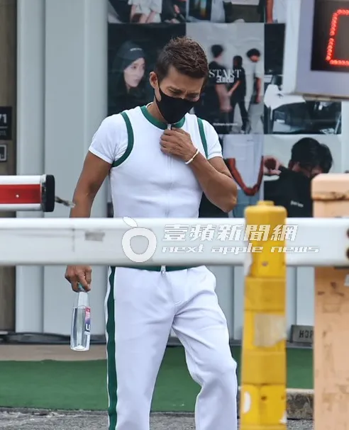 潘若迪穿T恤配背心夾克，胸肌把衣服撐得很緊繃。特勤中心攝