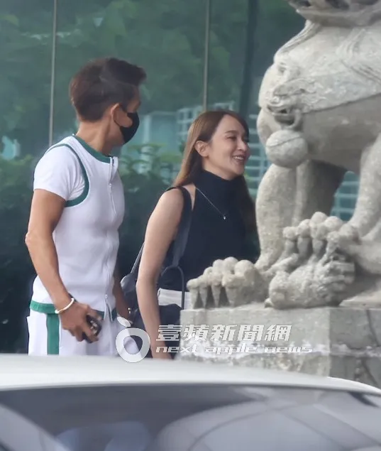 潘若迪在華視門口與前主播蔡逸帆會合。特勤中心攝