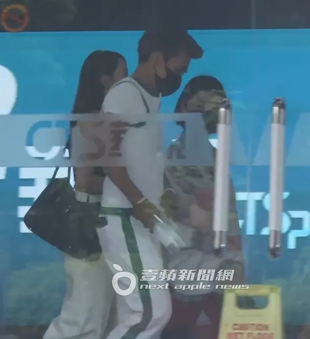 蔡逸帆與潘若迪並肩走進華視棚內錄影。特勤中心攝