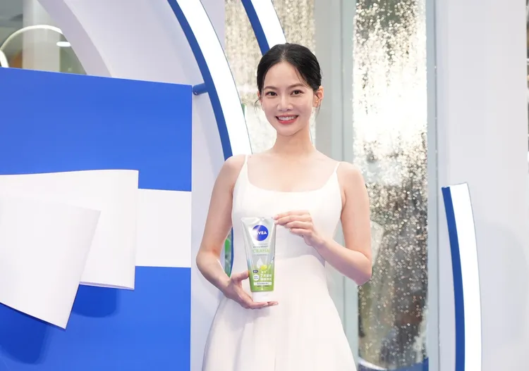 妮維雅推出全新超能果萃亮白身體精華系列。攝影中心攝