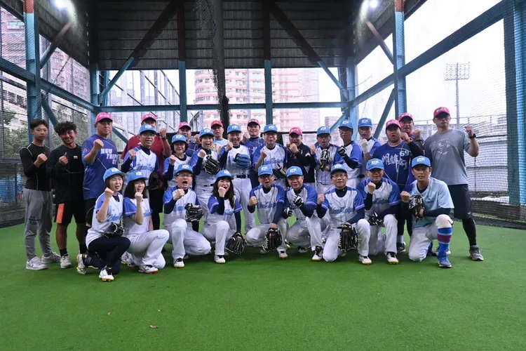 新北市府團隊組成「新北隊」參加慢壘比賽，利用周末假日密集訓練。體育局提供
