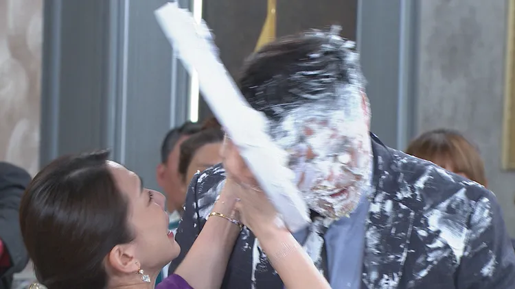 劉至翰慘被砸蛋糕。民視提供