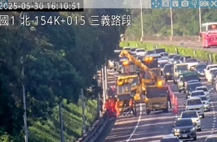 國1南向153公里處發生1輛小客車起火事故，造成後方車流回堵6公里。高公局提供