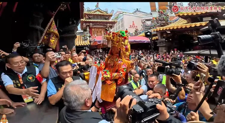 白沙屯媽祖請入北港朝天宮大殿，眾人神色欣喜。取自白沙屯媽祖網路電視台