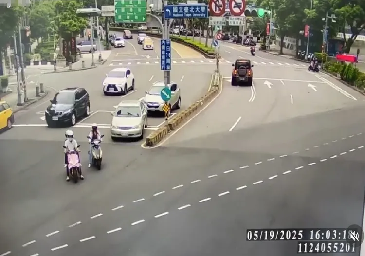 在肇事老翁的車輛前方，原本還有兩輛摩托車在前。