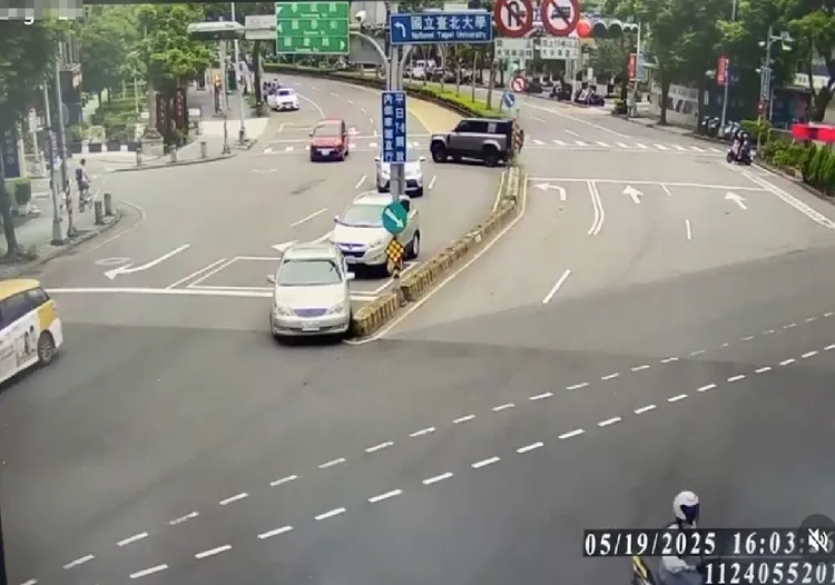 肇事老翁在事發前1分鐘就因撞到分隔島，倒車後撞上後方車輛，最後加速駛離，飆離現場。