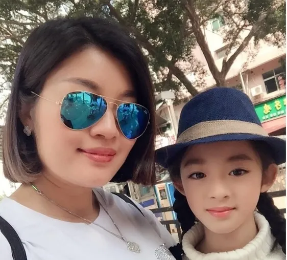 黃楊鈿甜小時候與媽媽合影，黃媽媽戴的是梵克雅寶項鍊加耳環。翻攝黃楊鈿甜微博