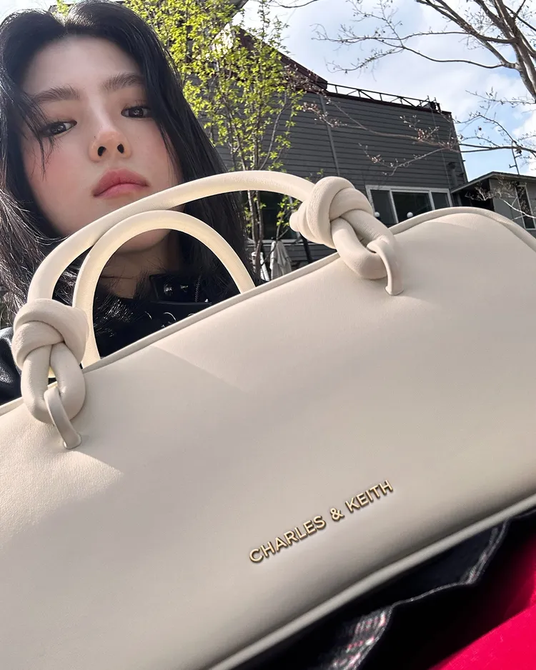 韓素希即便以死亡角度自拍也不減她的高顏值。品牌提供