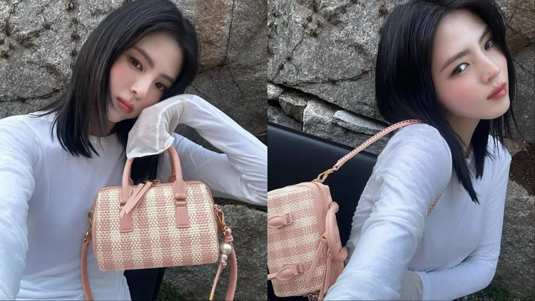 韓素希搭配小CK粉嫩的Everleigh格紋保齡球包。品牌提供