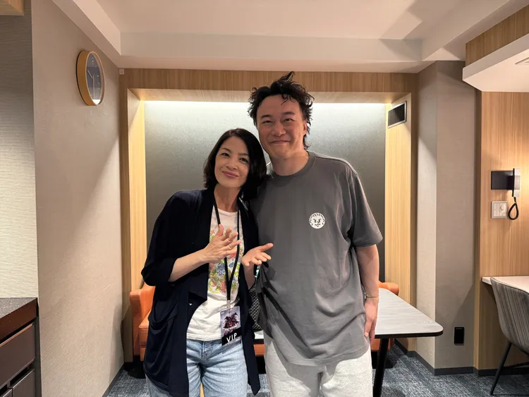 西村由紀江（左）與陳奕迅後台相見歡。圖／環球音樂提供