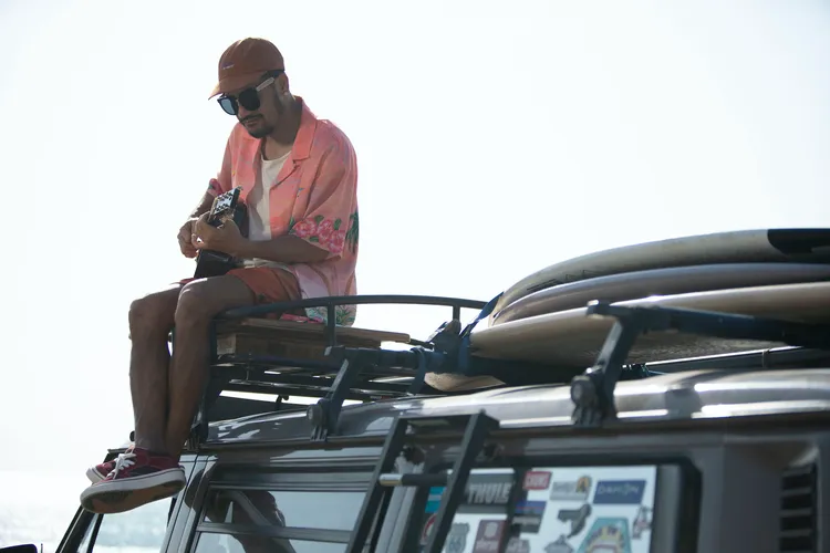 張震嶽將「浪」擬人化為女性，訴說曖昧、期待與落空。本色音樂提供
