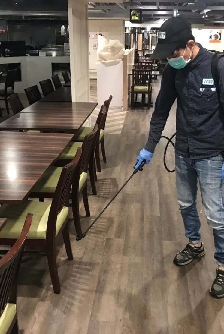 閉店後清消情況，包含在管線周遭注射防鼠藥、設置鐵網封鎖路徑、全面清潔消毒用餐環境等。業者提供