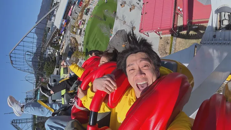 陳漢典（右一）玩遊樂設施，驚嚇不已，頭髮都飛起來了。綜藝玩大提供