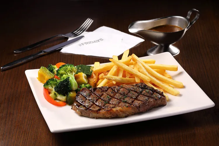 TGI FRIDAYS收到各界狂粉的呼喚，6月起每週五展開「沙朗牛排買一送一」。業者提供