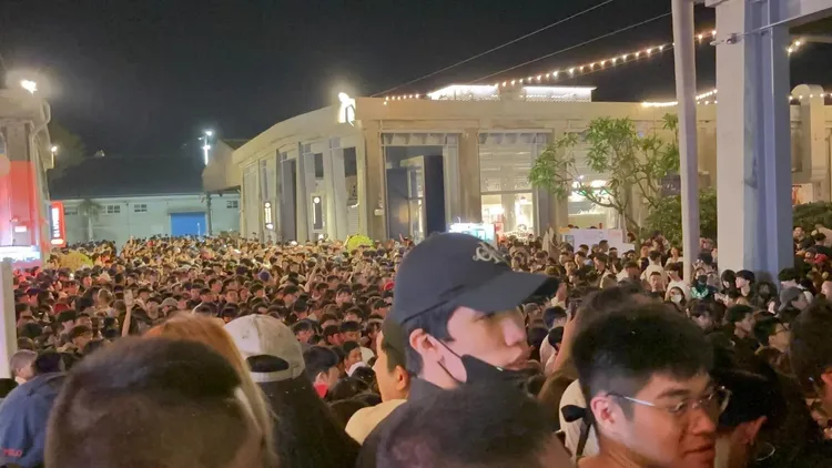 昨晚現場湧入近萬人，險成「高雄版梨泰院」。取自高雄美食地圖