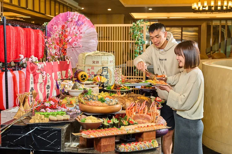 福容淡水漁碼店田園西餐廳推「和洋美食節」，除了松葉蟹腳吃到飽，現場還有樂團Live演出。業者提供