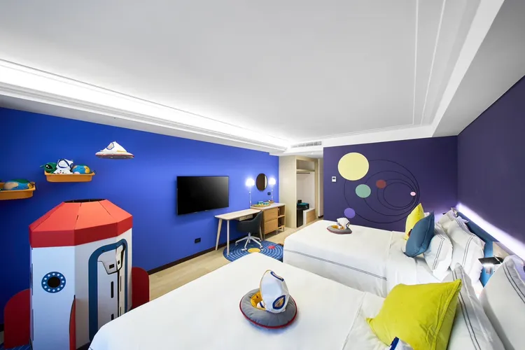 福容徠旅中壢店_IKEA「星旅」客房，以充滿奇幻色彩的太空為主題，有綠色外星人。業者提供