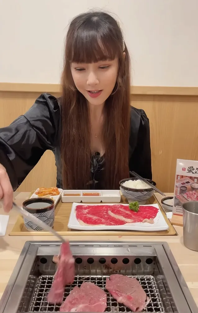 胡文英吃燒肉穿的衣服被質疑和哀悼的一樣。翻攝胡文英IG