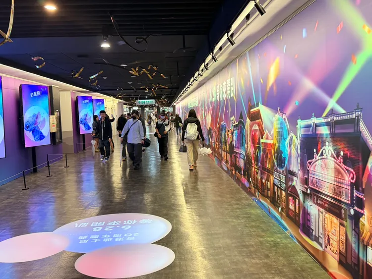 從中山站延續到人潮熱絡的中山藝文廊，都能看到滿滿繽紛派對裝飾和大家喜愛的迪士尼朋友剪影。陳揚盛攝