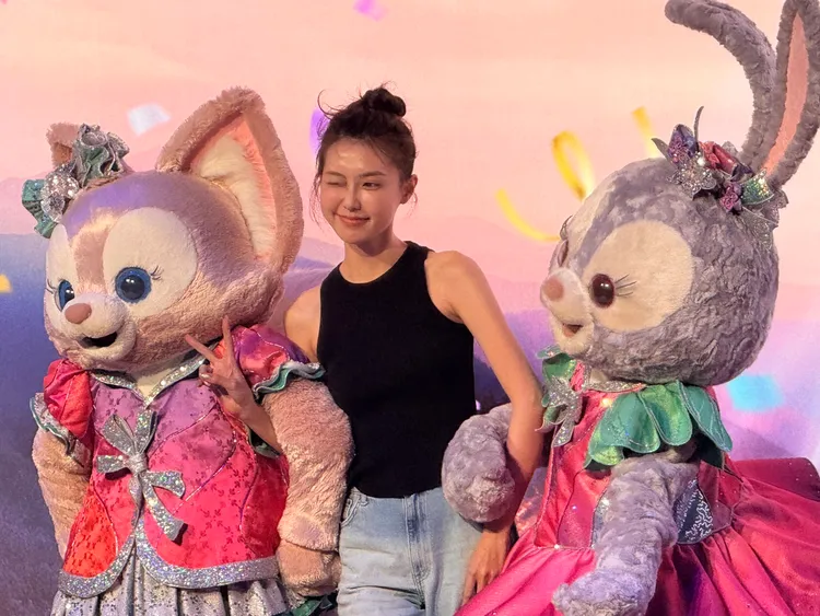 StellaLou和LinaBell還與現場迪士尼鐵粉們熱情合照。陳揚盛攝