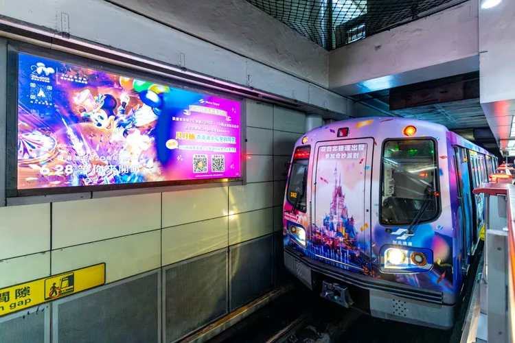 淡水信義線主題彩繪列車。業者提供