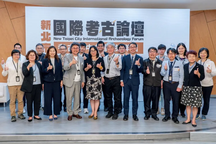 即日起報名2025新北考古論壇的與會者，可免費獲贈限量版「考古甜心」人面陶罐巧克力。館方提供