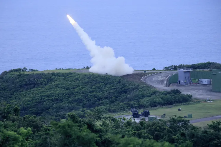 陸軍「海馬士多管火箭系統」(HIMARS)於今年5月在屏東九鵬基地實彈射擊。李俊毅攝