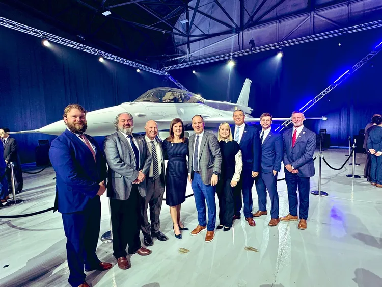 國軍向美國採購的66架F-16C/D Block70戰鬥機，已於洛克希德馬丁公司在南卡羅來納州的廠房完成。圖為洛馬公司人員與我國首架F-16 BLK70戰機合影。取自Sara H. Hazzard推特