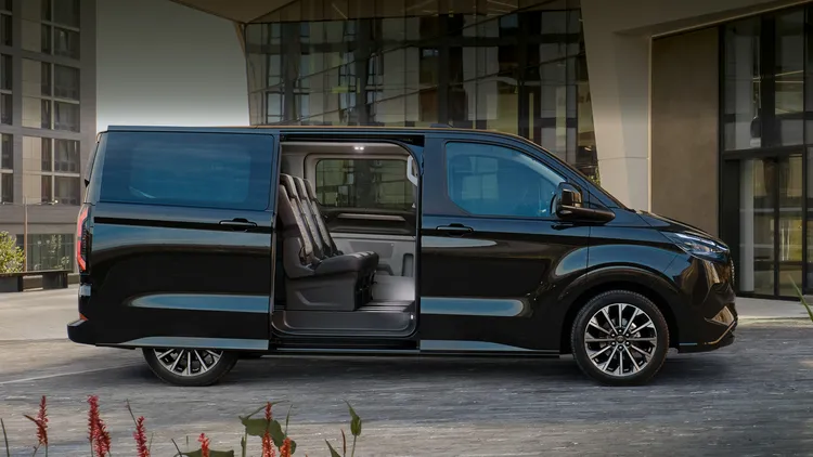 全新25年式Tourneo Custom福特旅行家在建議售價部分，自146.8萬元起（含舊換新）即可入主。業者提供