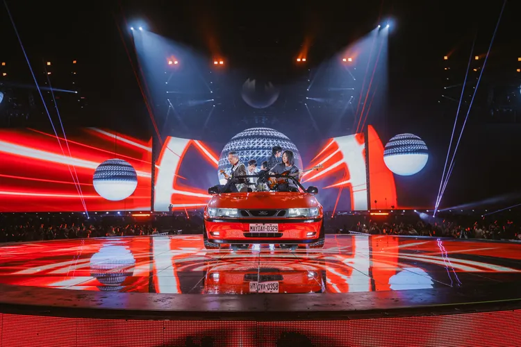 五月天首登香港啟德體育園演出，天王天后送花祝賀。圖／相信音樂提供