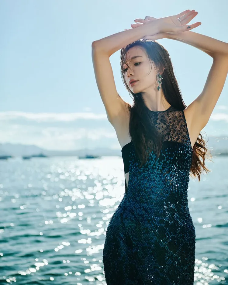 林志玲選穿TOM FORD 2025 秋季系列的藏青色亮片蕾絲晚禮服。翻攝林志玲IG