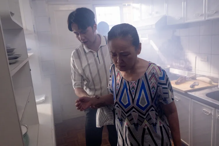 王淑娟（前）與張雁名飾演母子。大愛提供