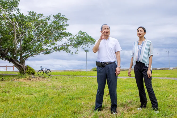 洪小鈴（右）與艾偉再續父女情。大愛提供