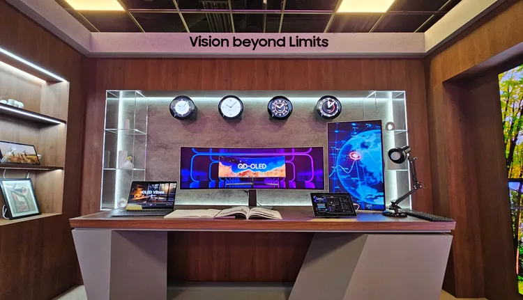 三星顯示「CEO 的書房」展示區，可一覽圓形OLED、QD-OLED、AI智慧音箱等多樣化IT OLED產品。三星提供
