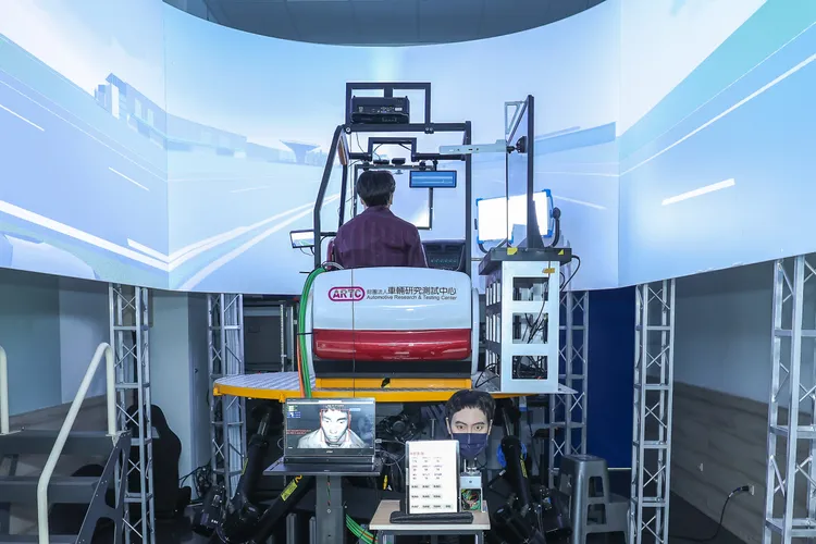 在AI智慧座艙領域，車輛中心運用「AI深度學習影像辨識技術」與「異質感測融合生物雷達系統」，開發具備駕駛者監控、兒童遺留偵測及乘客跌倒辨識等多元功能。車輛中心提供