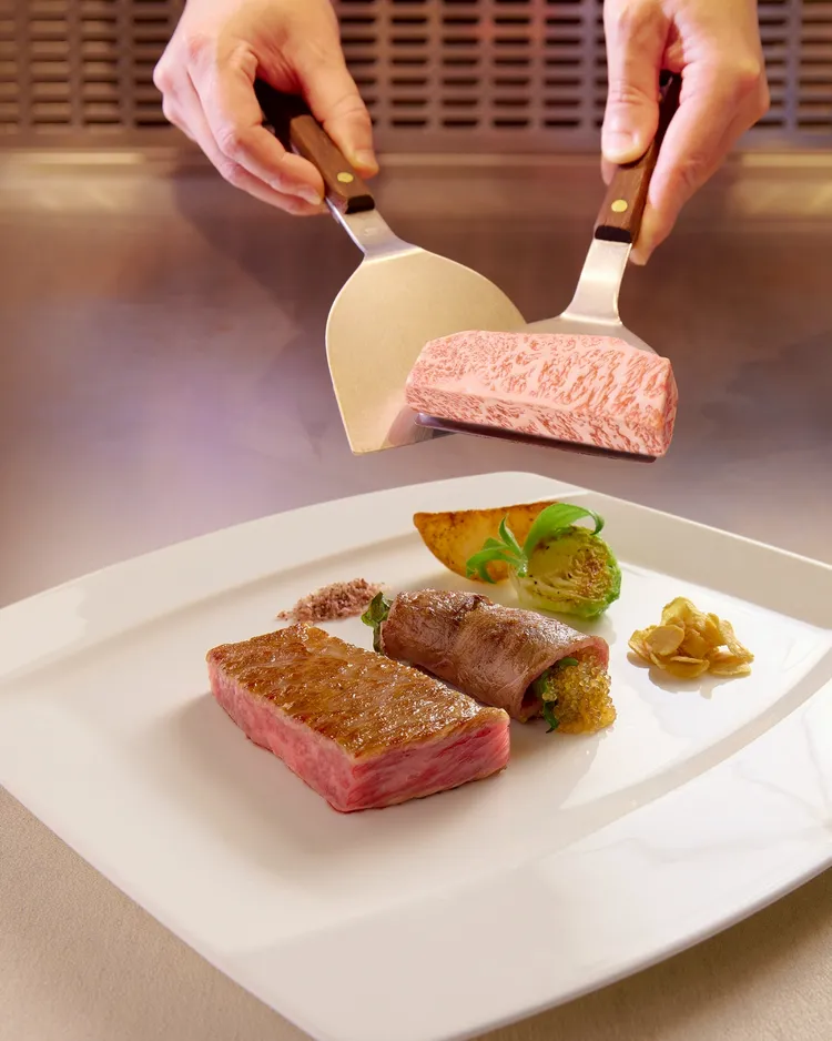 「墨賞新鐵板料理-古亭店」的套餐可加價699元升等A5日本和牛排及和牛捲，和牛捲包覆著飛魚卵口感更加提升。業者提供