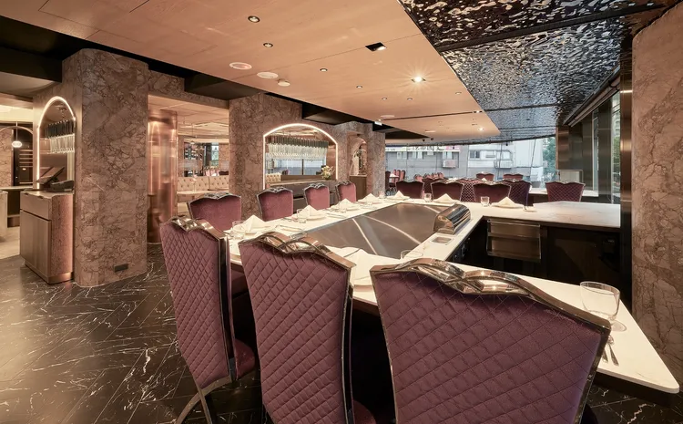 「墨賞新鐵板料理-古亭店」紫色絲絨座椅點綴其中，襯托出空間的高貴與神秘，為整體場域注入一抹宮廷氣息。業者提供