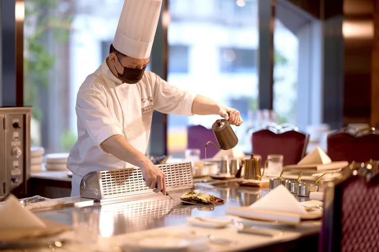 「墨賞新鐵板料理-古亭店」由擁有20多年資歷的專業主廚團隊領銜，以歐陸料理技法為底，融合日式精神與無國界創意，打造出極具層次的現代鐵板燒料理。業者提供