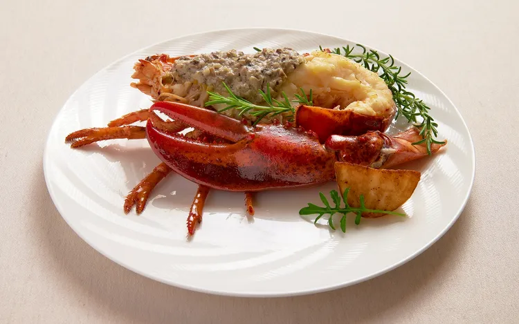 「墨賞新鐵板料理-古亭店」的「美國波士頓活龍蝦」以乾煎、焗烤的方式保留最鮮甜的肉質和味道，乾煎後淋上生蠔醬、鮮奶和雞湯煨煮後的醬汁，讓龍蝦鮮甜提味。業者提供