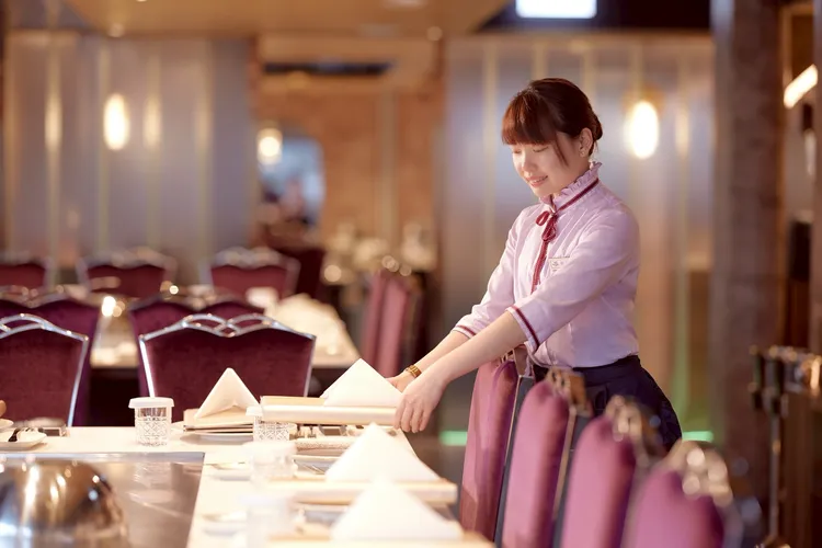 秉持「回到家中廚房」的服務理念，墨賞新鐵板料理古亭店強調由主廚與服務團隊共同詮釋「餐桌劇場」精神。業者提供