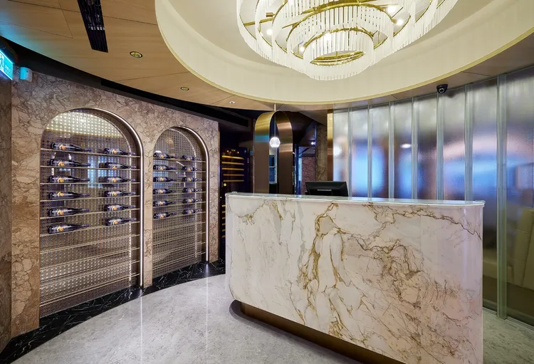 「墨賞新鐵板料理-古亭店」延續品牌一貫對料理品質的堅持，首度引入法式宮廷風格美學，結合法國酒窖元素與鐵板燒的餐飲儀式感。業者提供