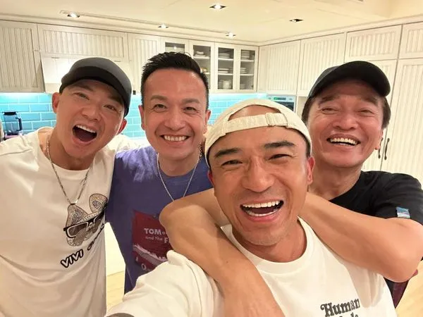 劉畊宏（左起）、小鐘、小馬、吳宗憲曾組「咻比嘟嘩」，多年來維持好交情。翻攝吳宗憲臉書