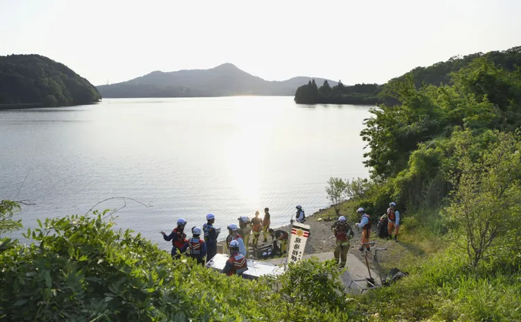搜救人員在失事現場搜尋，已經找到部份飛機殘骸，仍在搜救機上2名飛官。美聯社