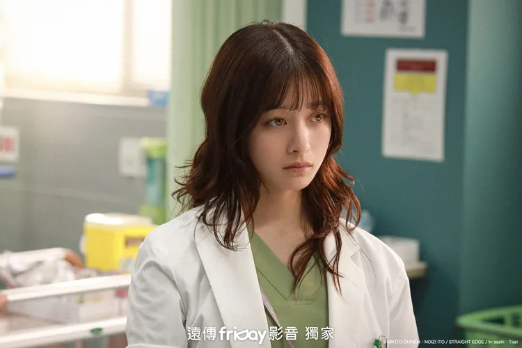 橋本環奈飾演有自閉症特質的天才醫生。friDay影音提供