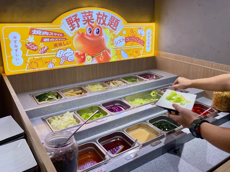 店內能無限享用自助吧內的10款時蔬沙拉、進口霜淇淋與飲料等。莊偉祺攝